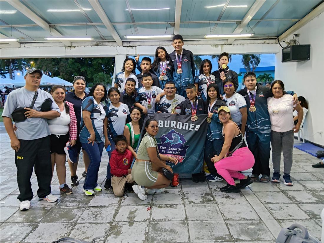 Equipo Tiburones con sus medallas tras una competencia