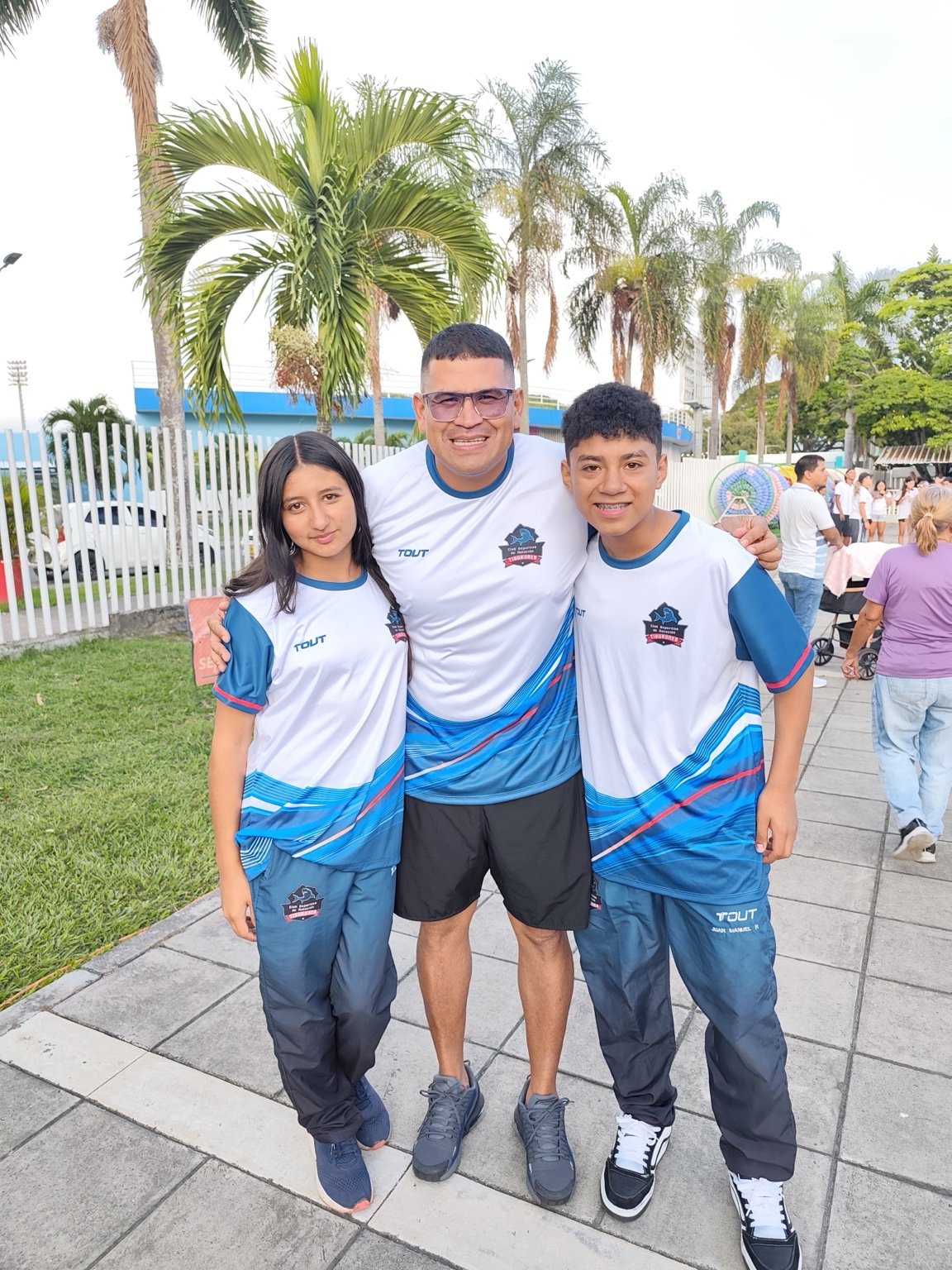 Dos deportistas de Tiburones junto al entrenador durante una salida