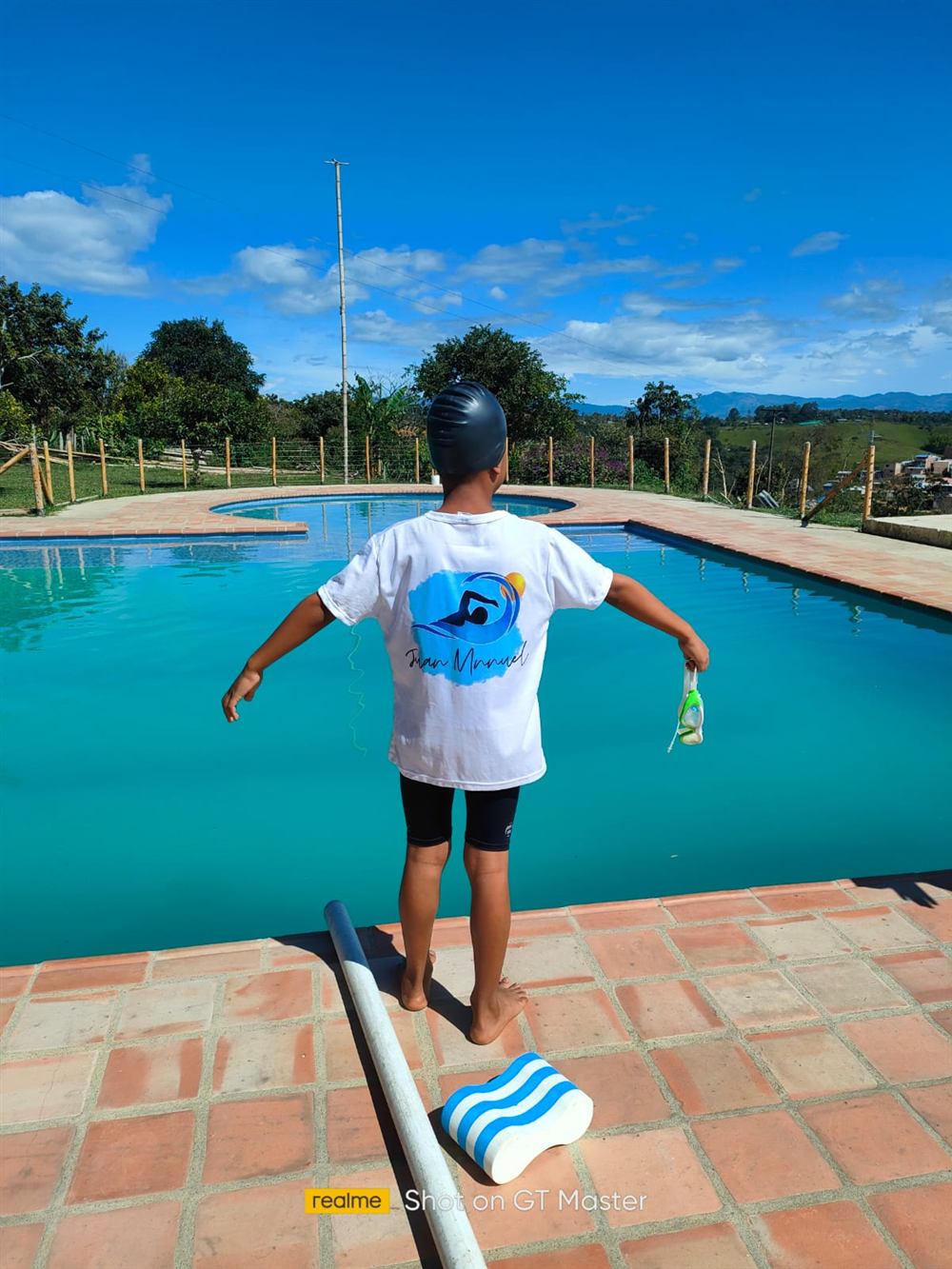 Nadador del club junto a la piscina