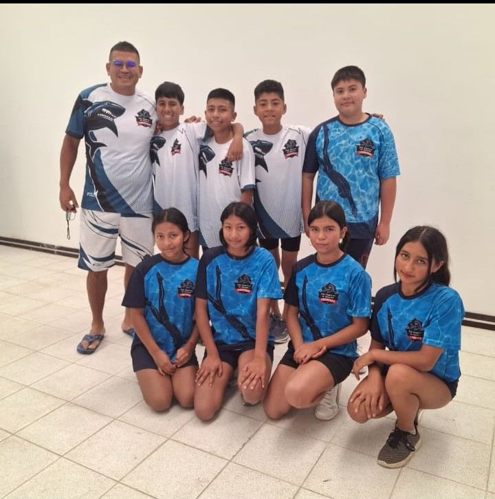 Foto grupal del equipo del club junto a su entrenador