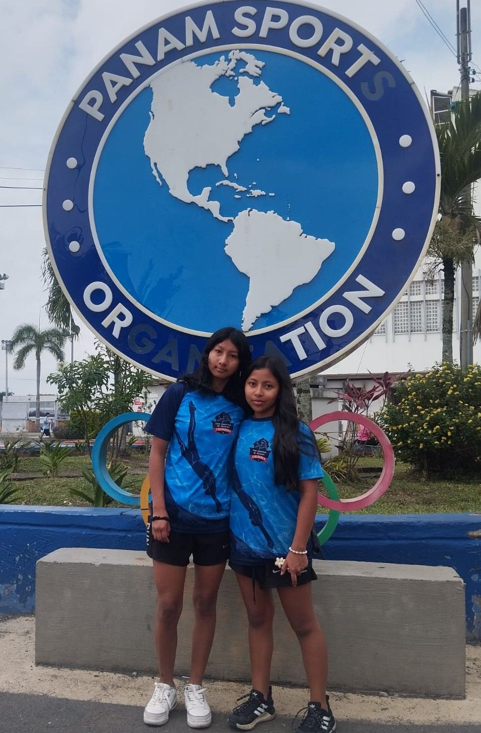 Dos nadadoras del club en un torneo panamericano