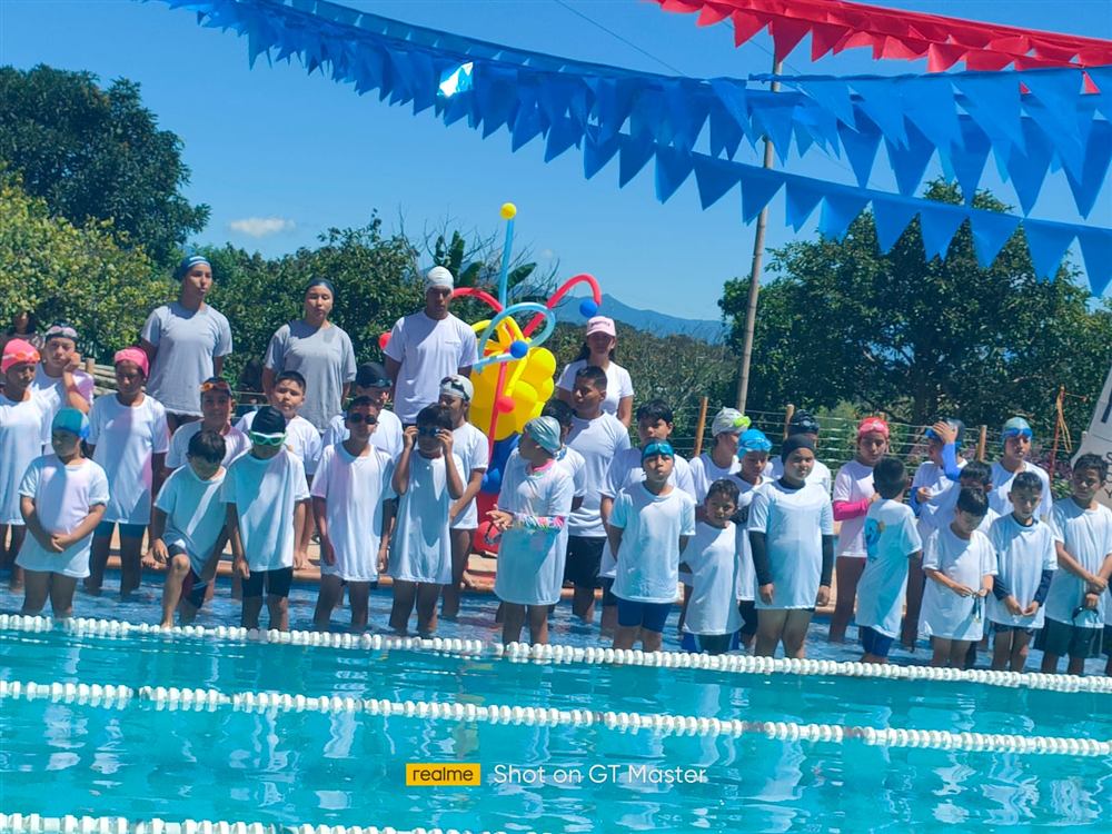 Grupo grande de nadadores del club en una jornada junto a la piscina
