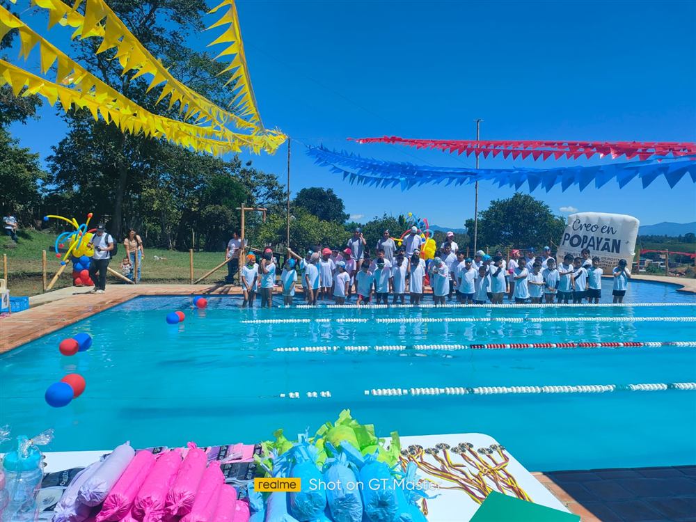 Evento del club en la piscina con banderines y decoración