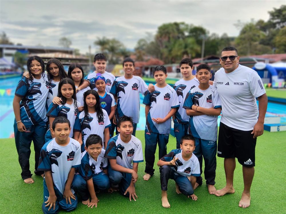 Equipo completo del club junto a su entrenador
