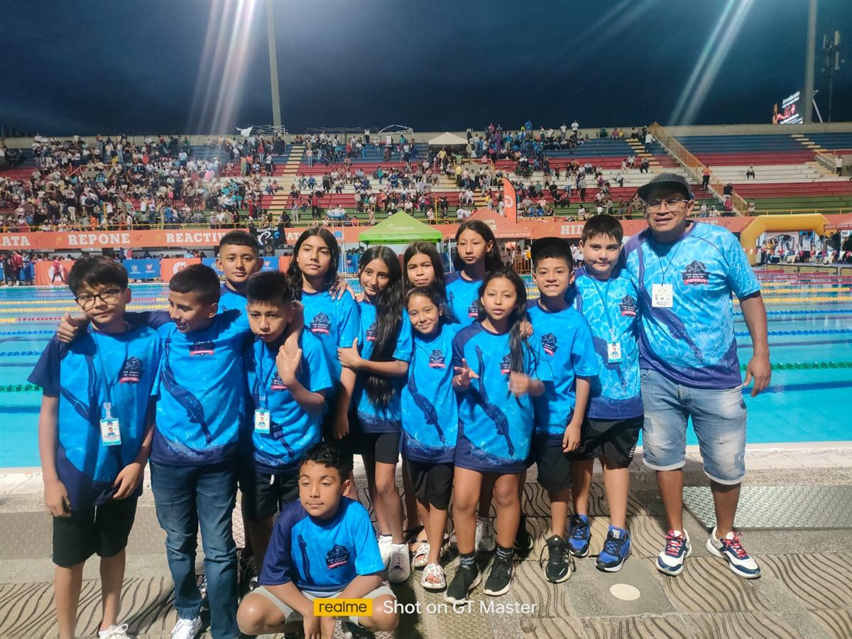Nadadores del club listos para competir junto a la piscina
