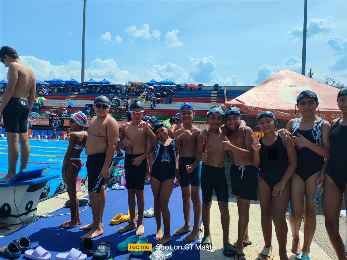 Equipo del club en una salida junto a su entrenador