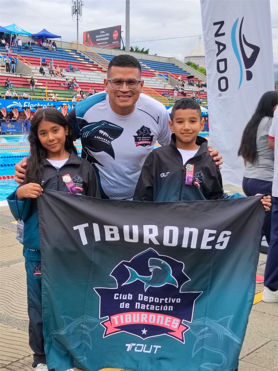 Nadador del club listo para entrenar junto a la piscina